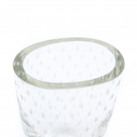 Szklany wazon z grawerowanymi łezkami